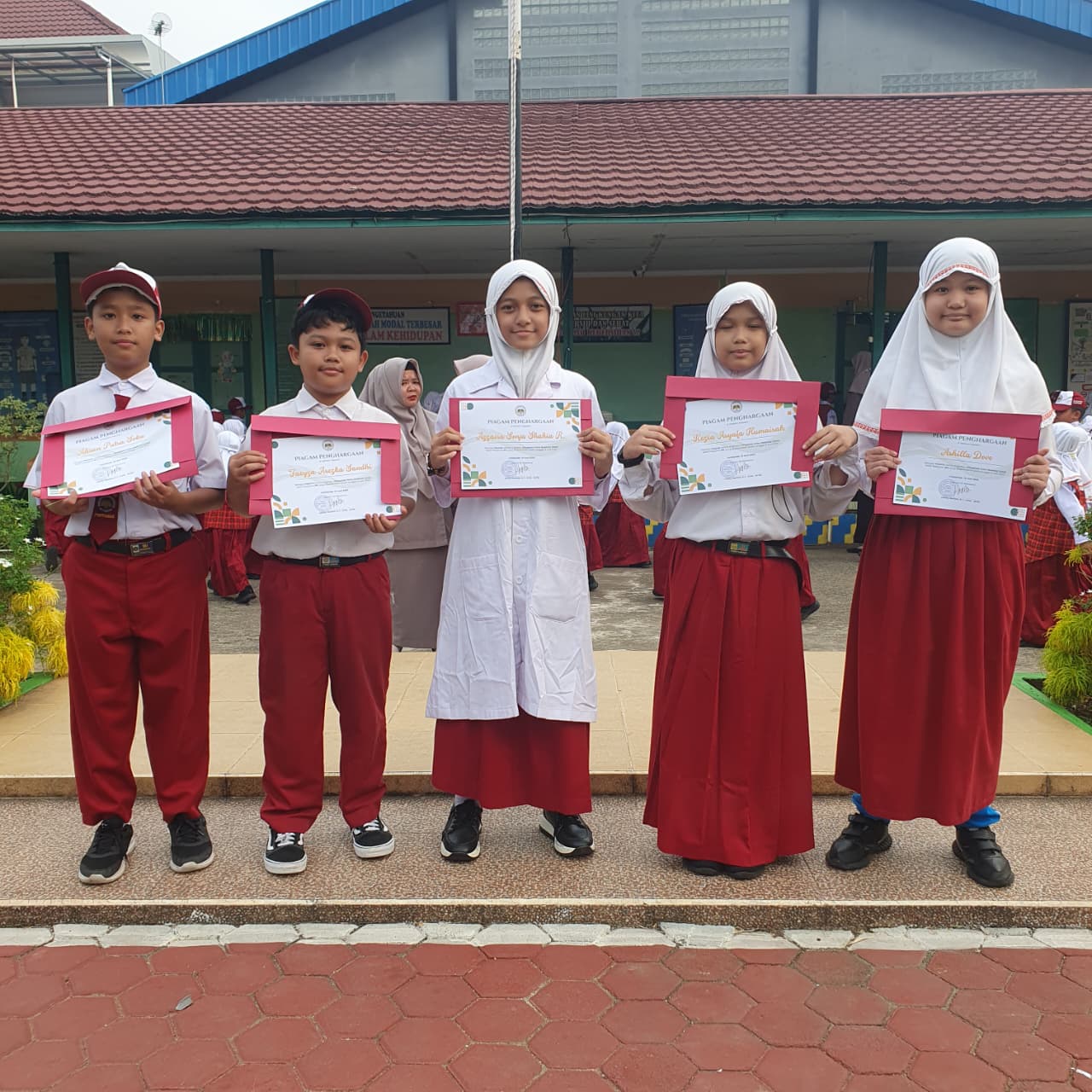 Penyerahan Piagam Tim IPS